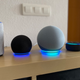 Los nuevos Amazon Echo Dot y Echo de cuarta generación (en el centro) acompañados de la generación anterior